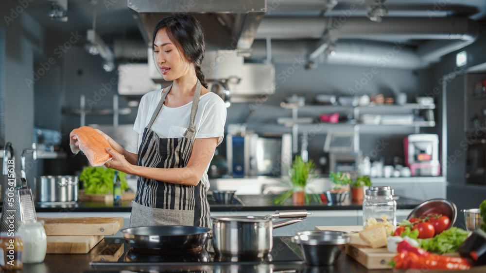 电视烹饪秀厨房：亚洲女厨师谈论食材，教如何烹饪鱼类。在线