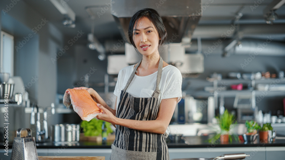电视烹饪秀厨房：亚洲女厨师谈论食材，教授如何烹饪鱼类。在线