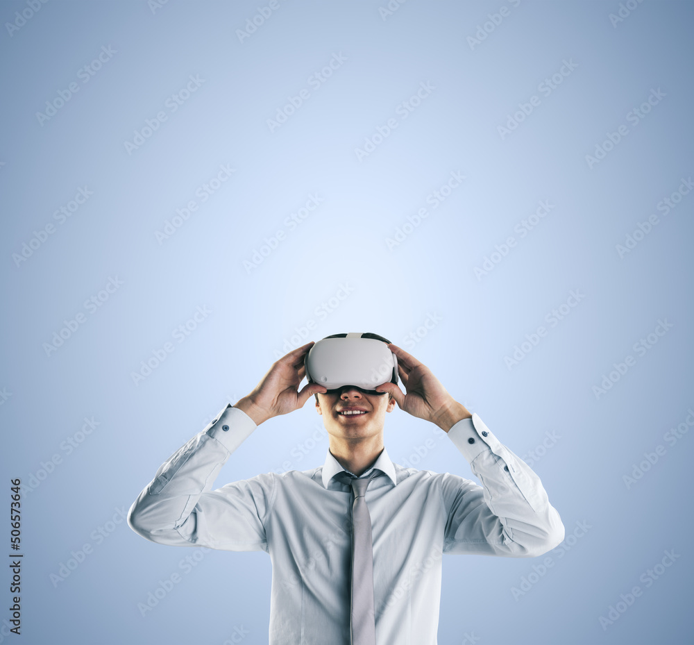 年轻商人的虚拟现实概念在抽象灯光模糊的VR眼镜中获得了新的情感