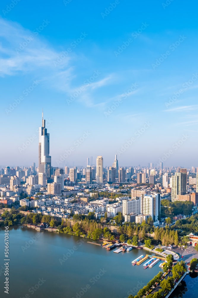 中国江苏南京玄武湖和城市天际线鸟瞰图