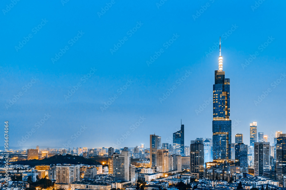 中国江苏南京紫峰塔与城市天际线夜景