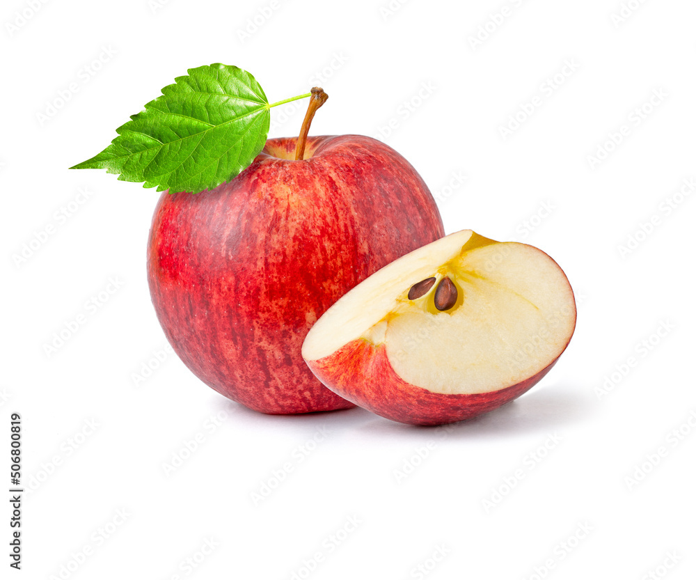 新鲜的红苹果，白底上有叶子和半片苹果。在白背上分离的苹果