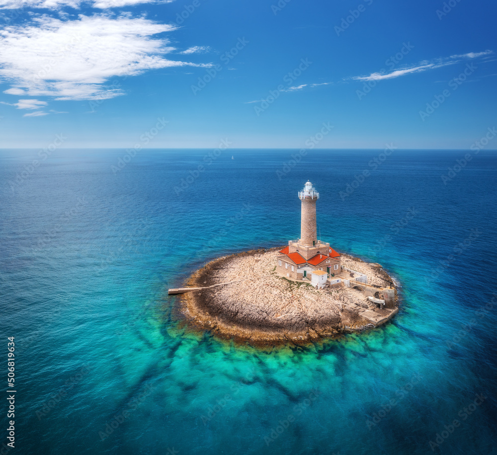 夏日阳光明媚的海面上的斯马尔岛上的灯塔。美丽灯塔的鸟瞰图