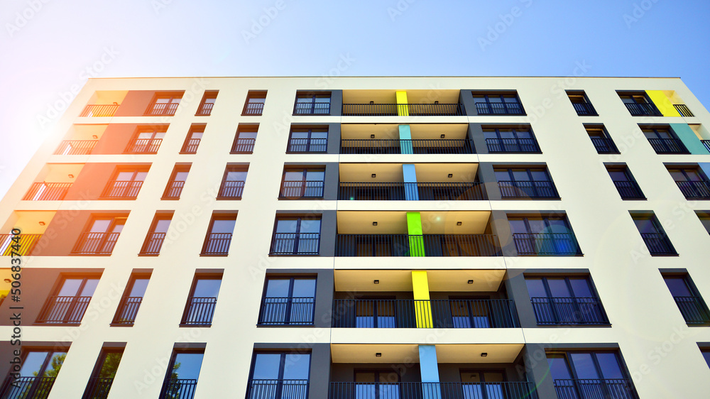 公寓式住宅和家庭立面建筑和户外设施。bac上的蓝天