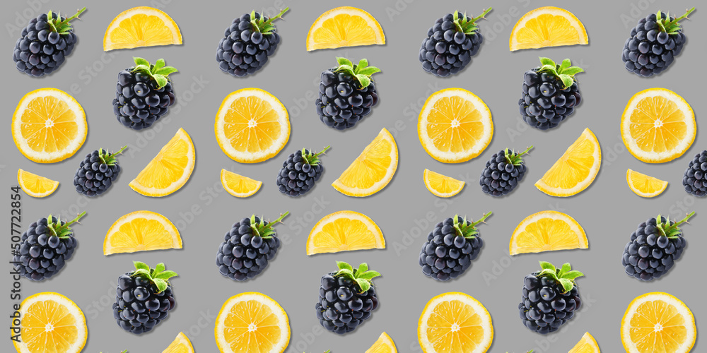 灰色背景上有许多成熟的黑莓和柠檬片。图案设计