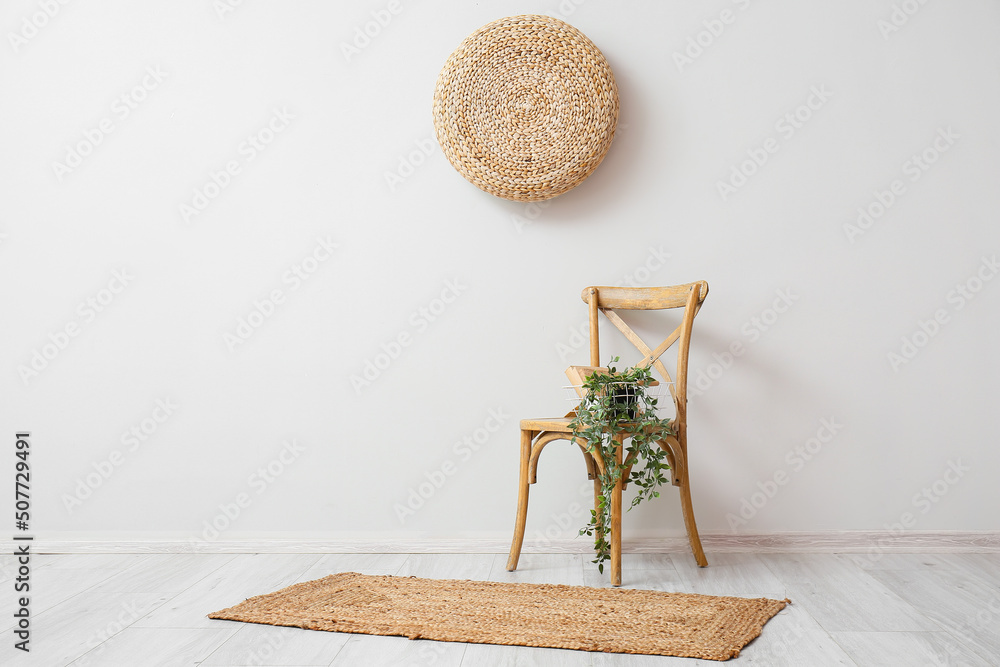 轻墙附近椅子上的篮子，里面有书和室内植物