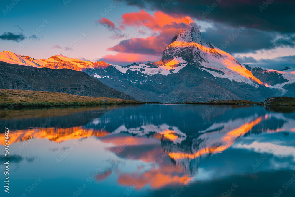 瑞士采尔马特日出时著名的雾蒙蒙的马特宏峰和斯特利西湖