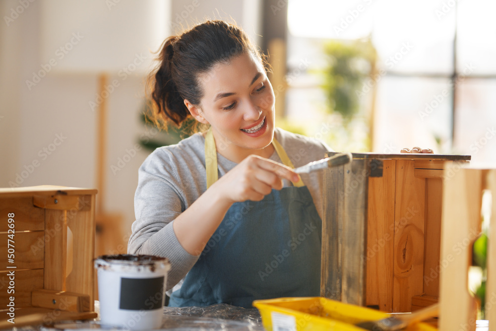 女人正在油漆一个木箱