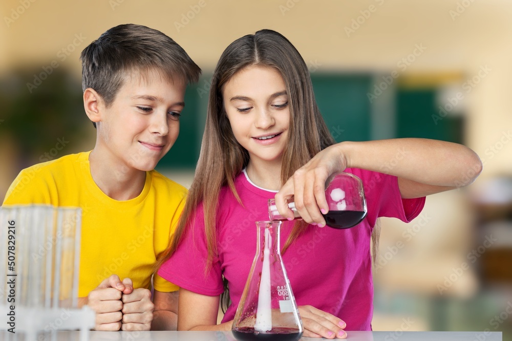 两个可爱的小学生学习科学研究并做化学科学实验