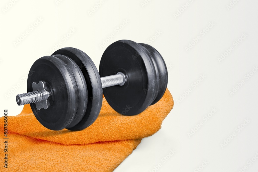 杠铃重量和桌子上的毛巾。运动健身房概念