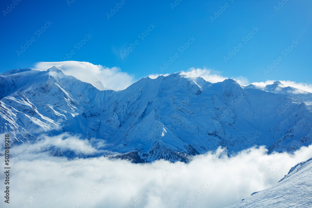 俯瞰阿尔卑斯山脉和勃朗峰的云层