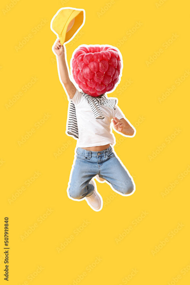 快乐跳跃的小孩，用成熟的树莓代替黄色背景上的头