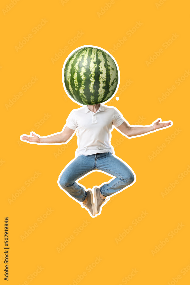 快乐的跳跃者，拿着成熟的西瓜，而不是橙色背景上的头
