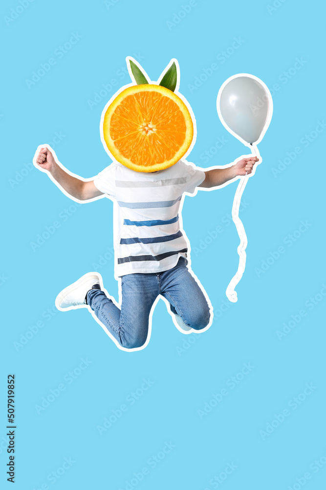 跳跃的年轻人的肖像，他戴着成熟的橙色，而不是他的头，气球放在浅蓝色的背上