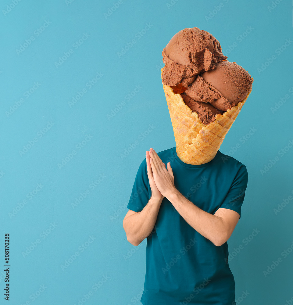 男人拿着美味的巧克力冰淇淋，而不是蓝底的头