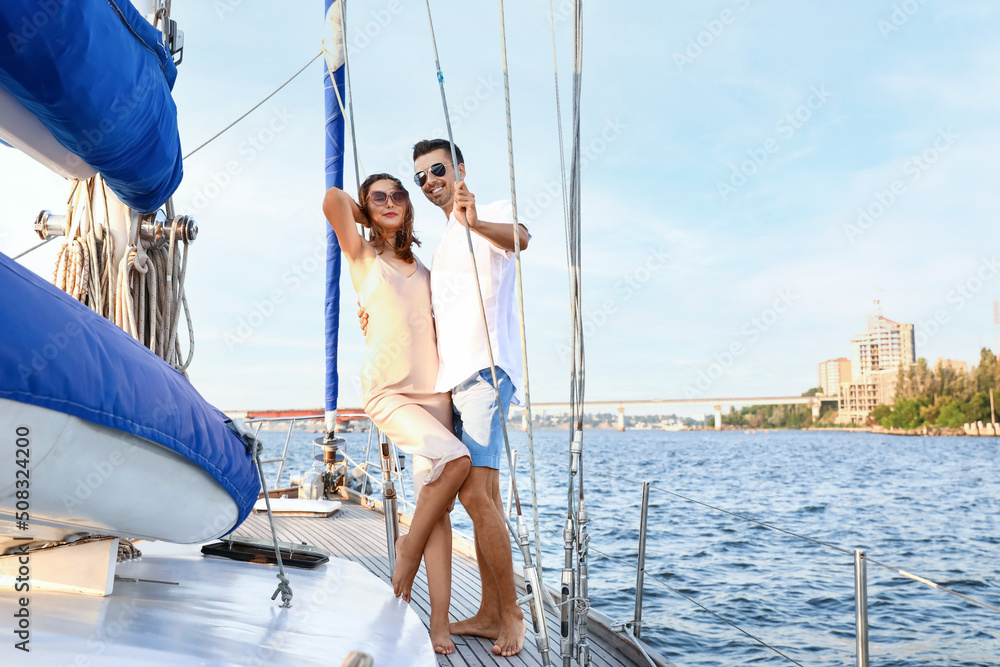 快乐的年轻情侣在游艇上休息