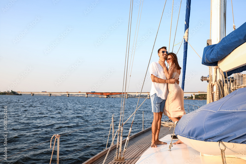 快乐的年轻情侣在游艇上休息