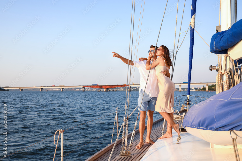 幸福的年轻情侣在游艇上休息