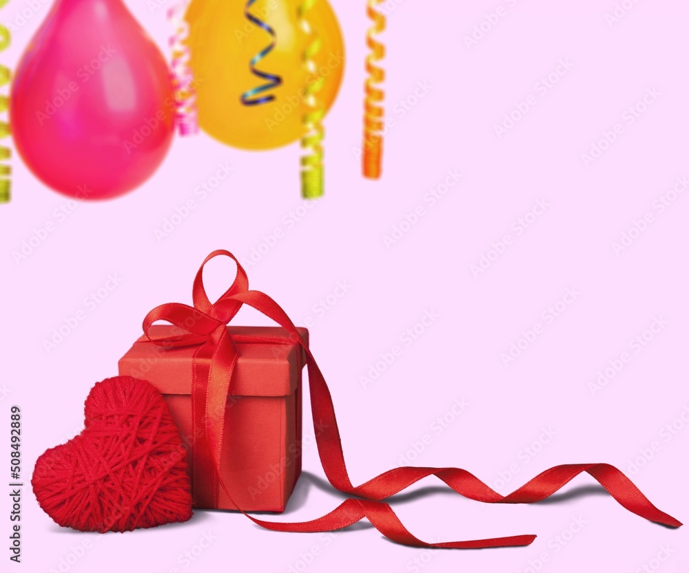 粉色背景的礼盒和心形。爱情、生日或情人节概念。
