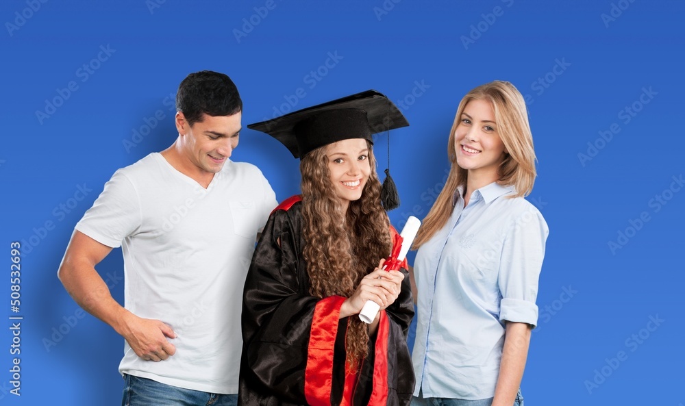 快乐的毕业学生和她的父母在彩色背景上