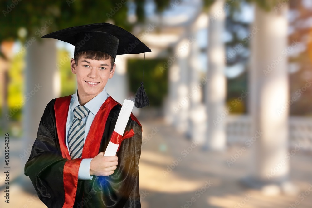男子毕业戴帽子，站在城市景观上，教育理念