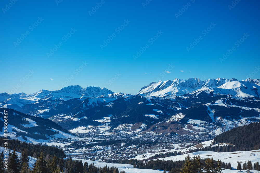 阿尔卑斯山谷中的梅盖夫镇，从山上俯瞰