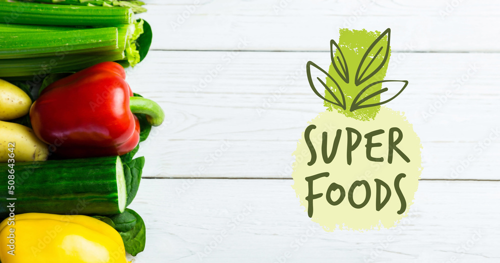 超级食品的图片，木板上新鲜有机蔬菜上的绿色文字