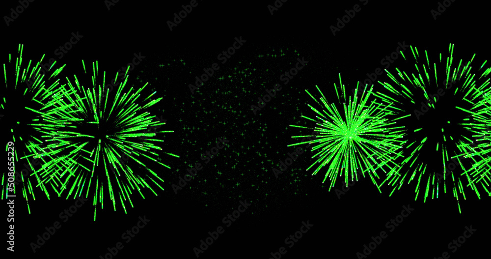 绿色圣诞节和新年烟花在黑色背景下爆炸的图像