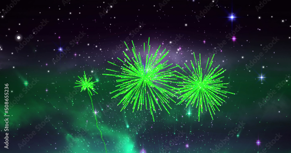 绿色圣诞节和新年烟花在星空中绽放的图像