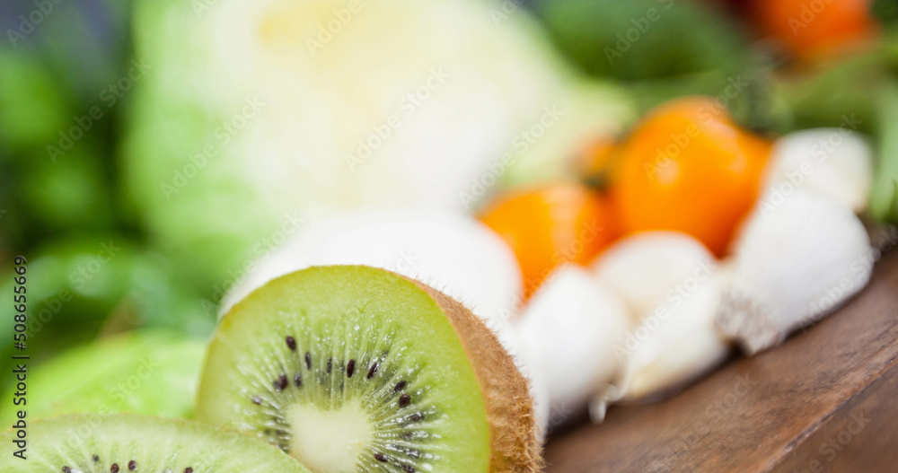 木板上有奇异果和蔬菜的新鲜有机素食食品图片