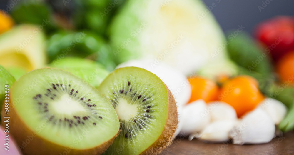 木板上有奇异果和蔬菜的新鲜有机素食食品图片
