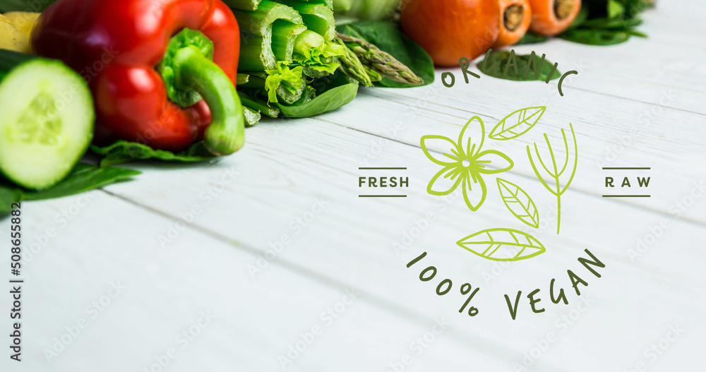 木板上新鲜有机蔬菜上100%纯素食文本的图像