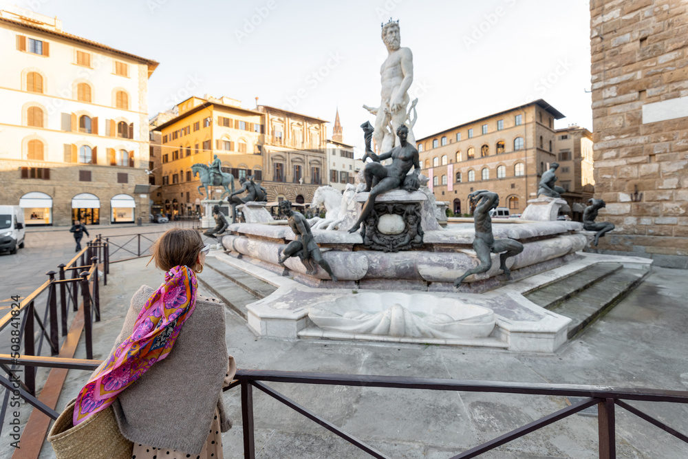 年轻女子在佛罗伦萨游览意大利著名地标。欣赏美丽的建筑和