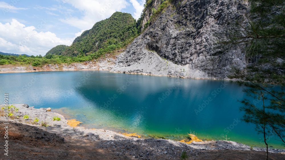 热带雨林中令人惊叹的池塘，有山峰，Phang美丽的水面