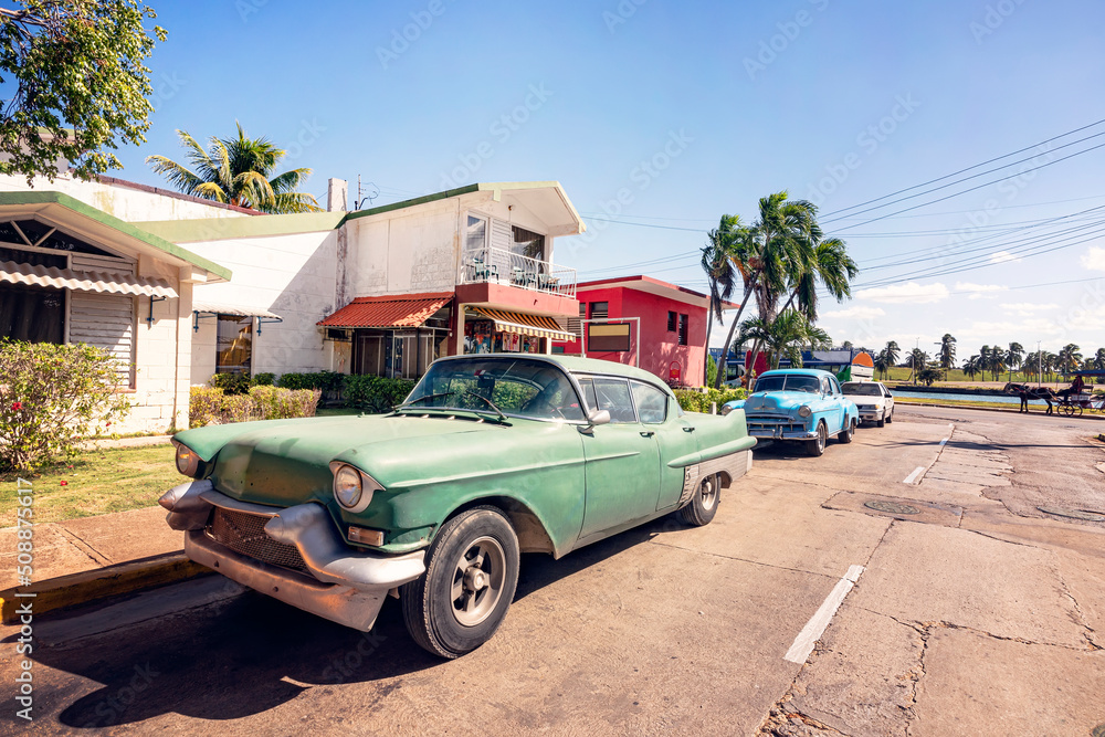 绿色经典汽车停在古巴瓦拉德罗海滩附近。50年代的复古汽车