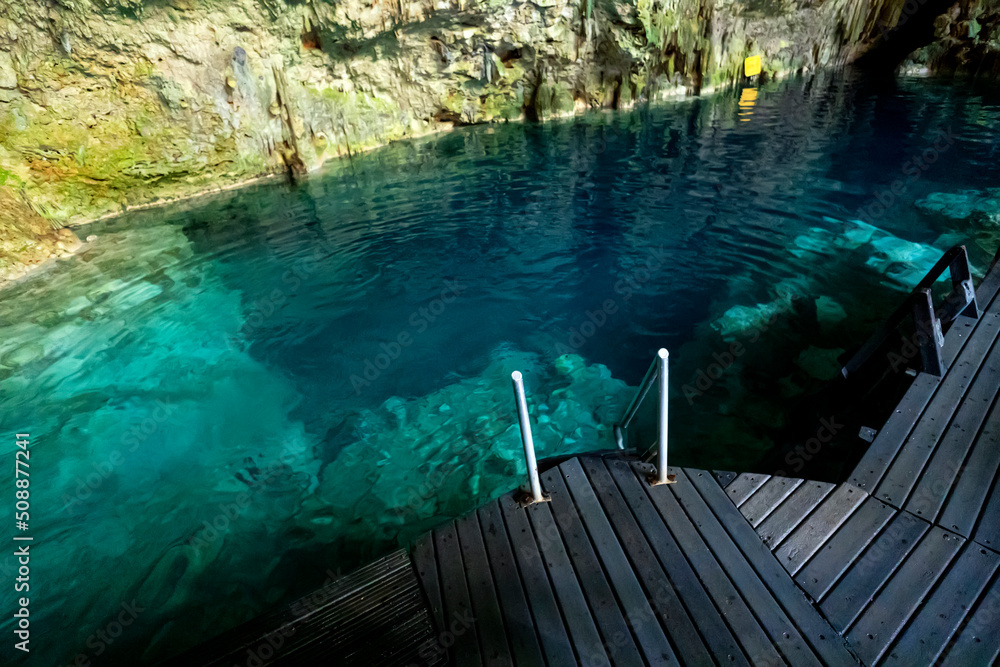 美丽的天然水池，清澈见底，形成了一个有石笋和石笋的岩洞i