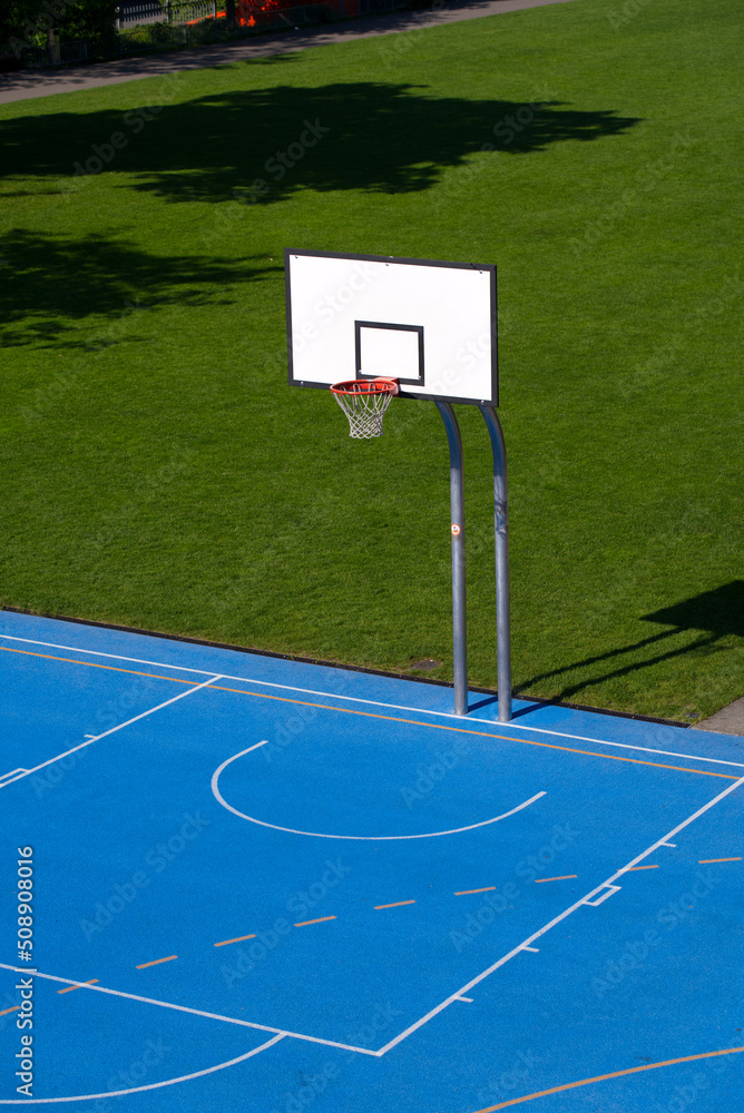 巴塞尔市公园空荡荡的户外篮球场，蓝色地板和篮球篮