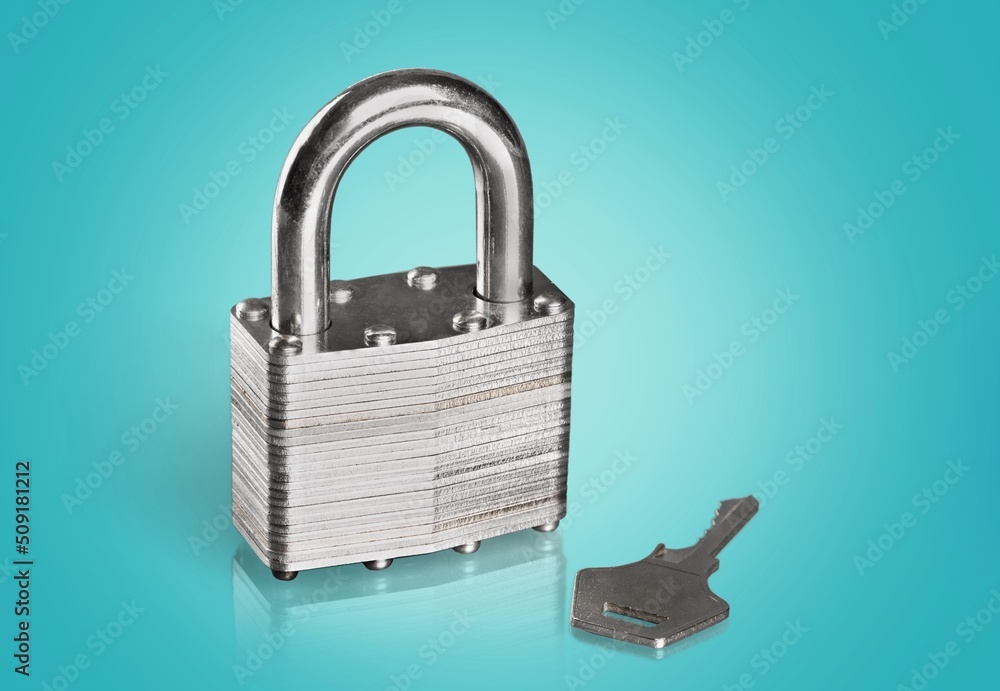 简单的锁和钥匙。带闪亮钥匙的破旧小挂锁。商业数据加密、家庭安全，或