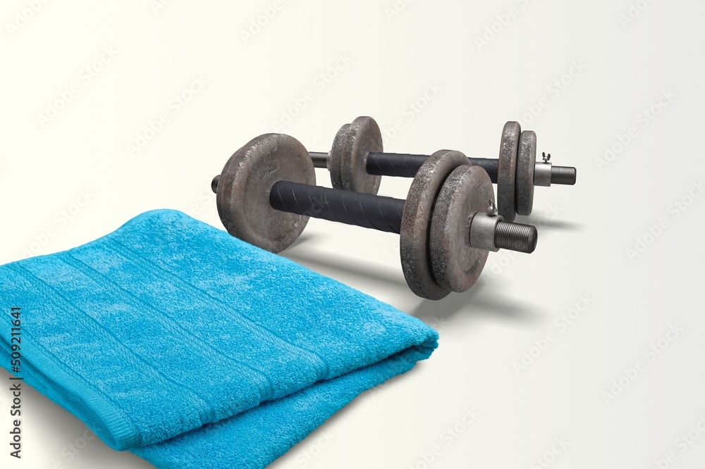 杠铃重量和桌子上的毛巾。运动健身房概念