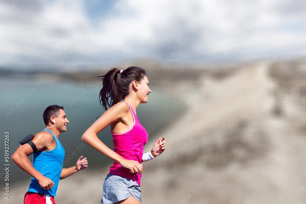 人们运动跑步的理念。快乐的跑步情侣在户外锻炼是健康生活方式的一部分。