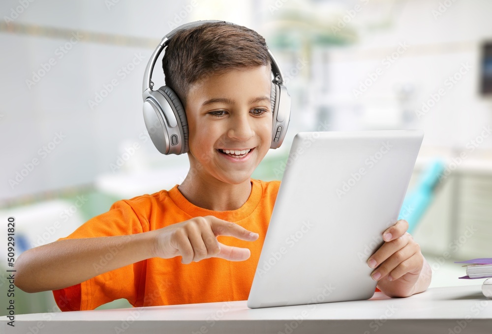 孩子用电脑通过互联网在线学习，在家上网络视频课