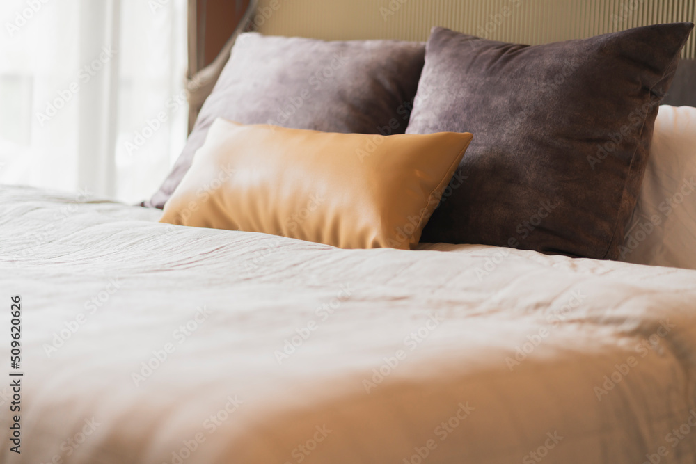 卧室室内设计特写，家居室内概念软枕头布置在特大号白色毯子上