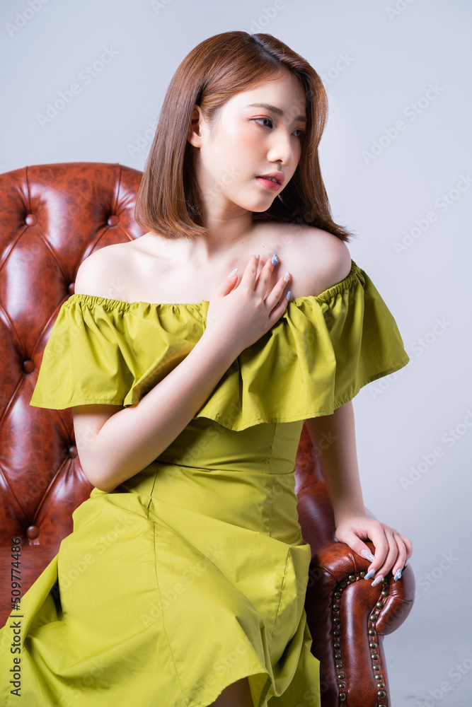 坐在沙发上的年轻亚洲女性肖像