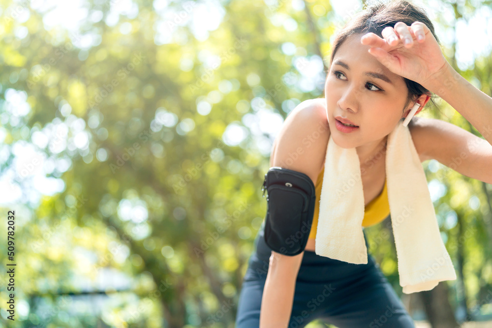 亚洲活跃女性跑步者训练，跑步结束后弯腰站着喘口气