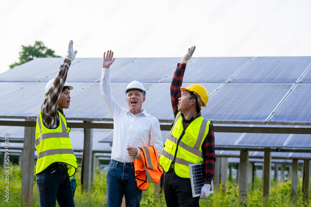 太阳能发电厂员工举手欢呼，互相拍手叫好