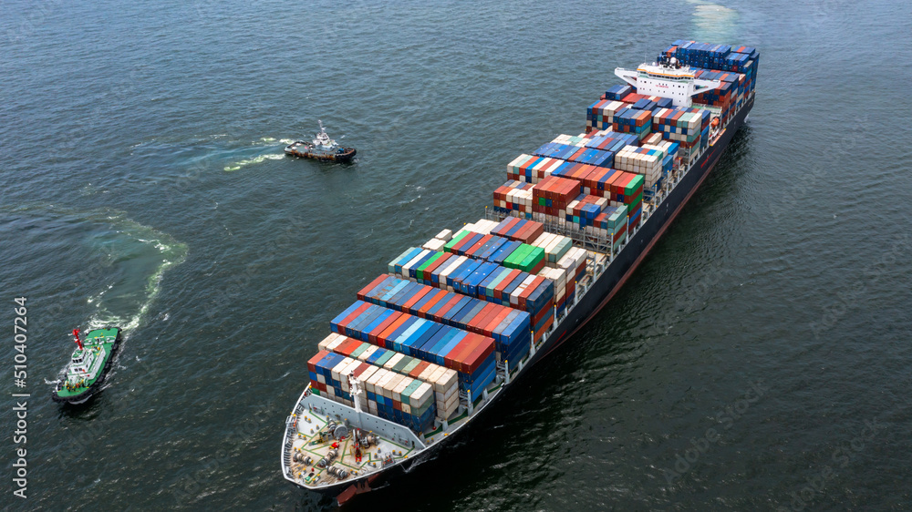 鸟瞰集装箱船货运海运船，全球业务供应链进口