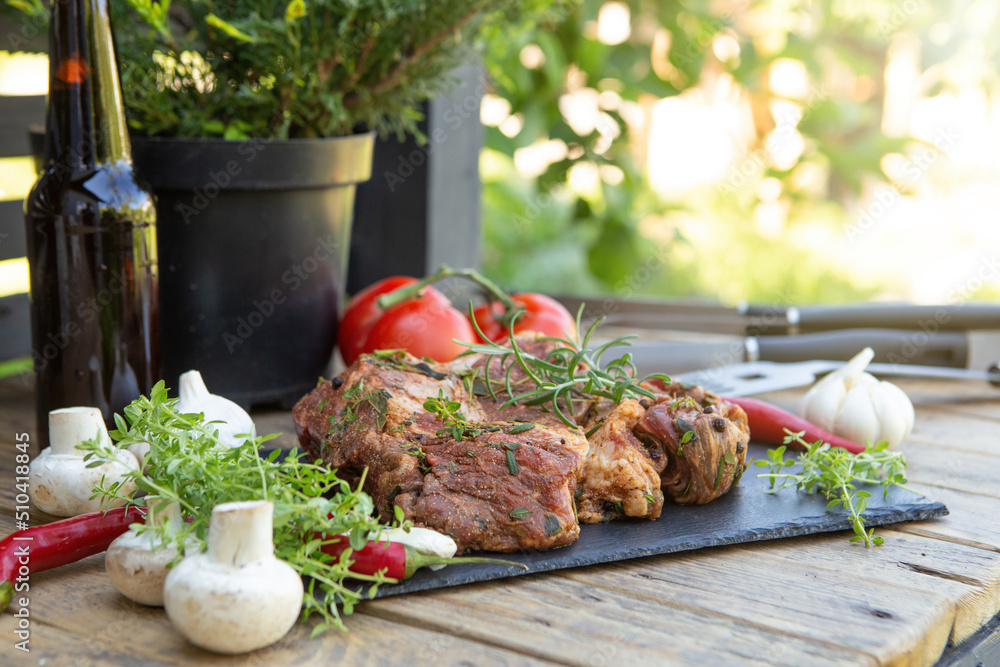 木制桌面上的腌制牛排。健康食品概念。牛肉切和烹饪烧烤用香料