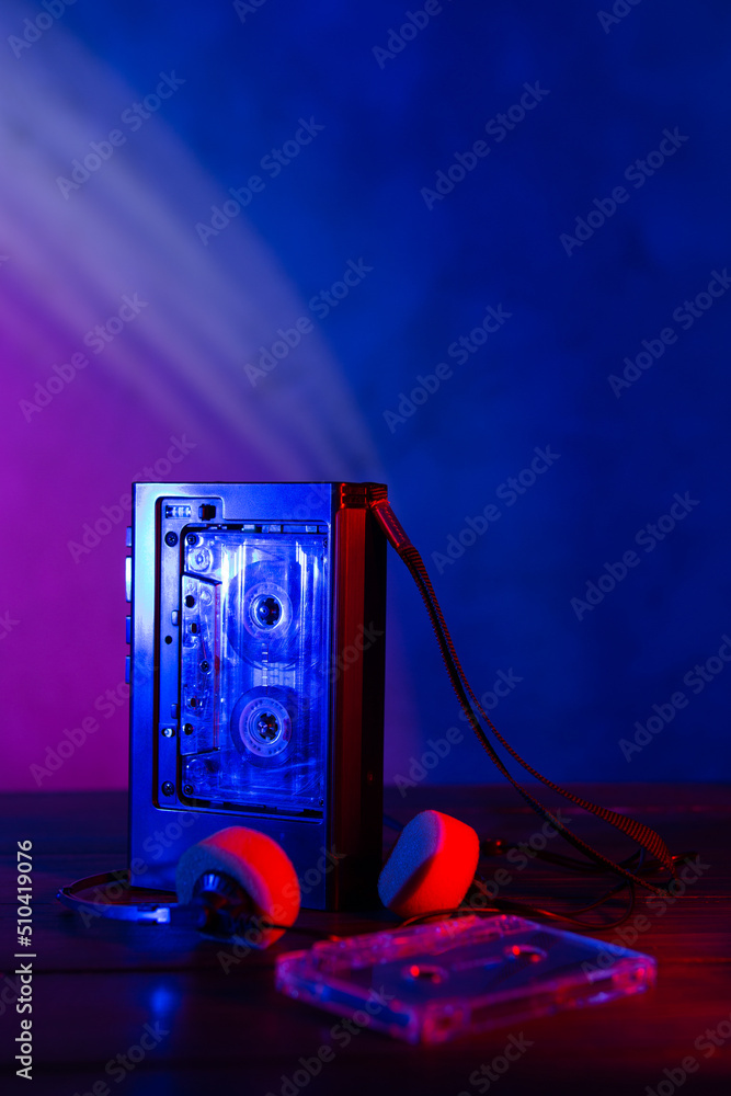 霓虹灯下的老式盒式磁带播放器。80年代至90年代的广告风格。迪斯科派对怀旧总结
