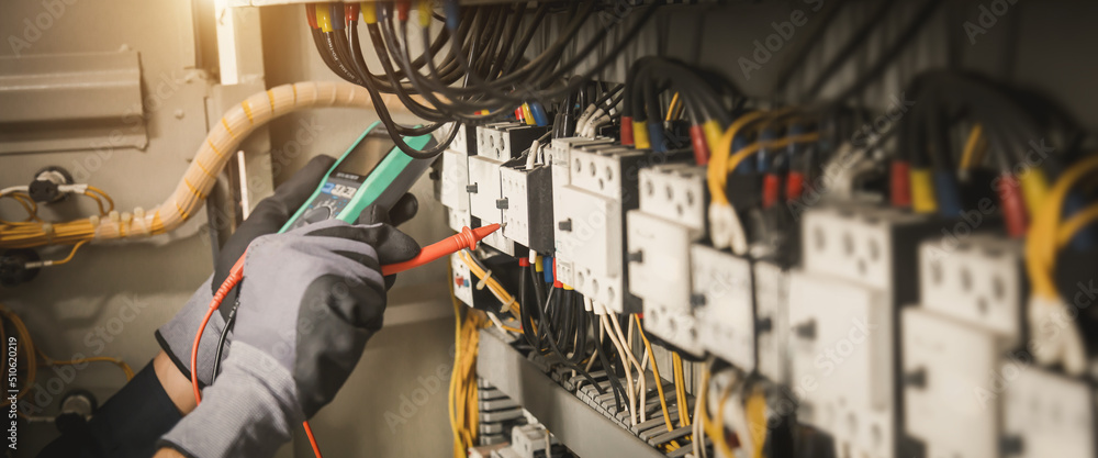 电力和电气维护服务，工程师手持交流万用表检查电气