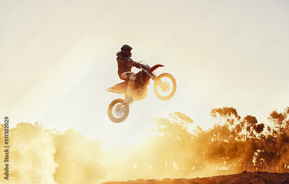 他遥遥领先。比赛中一名越野摩托车骑手在半空中的镜头。